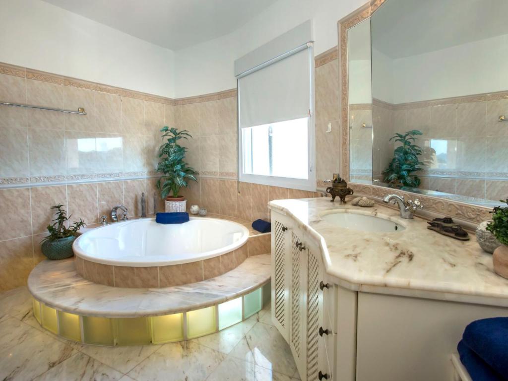Kúpeľňa v ubytovaní Villa Villa El Paraiso al Mar Ambolo by Interhome