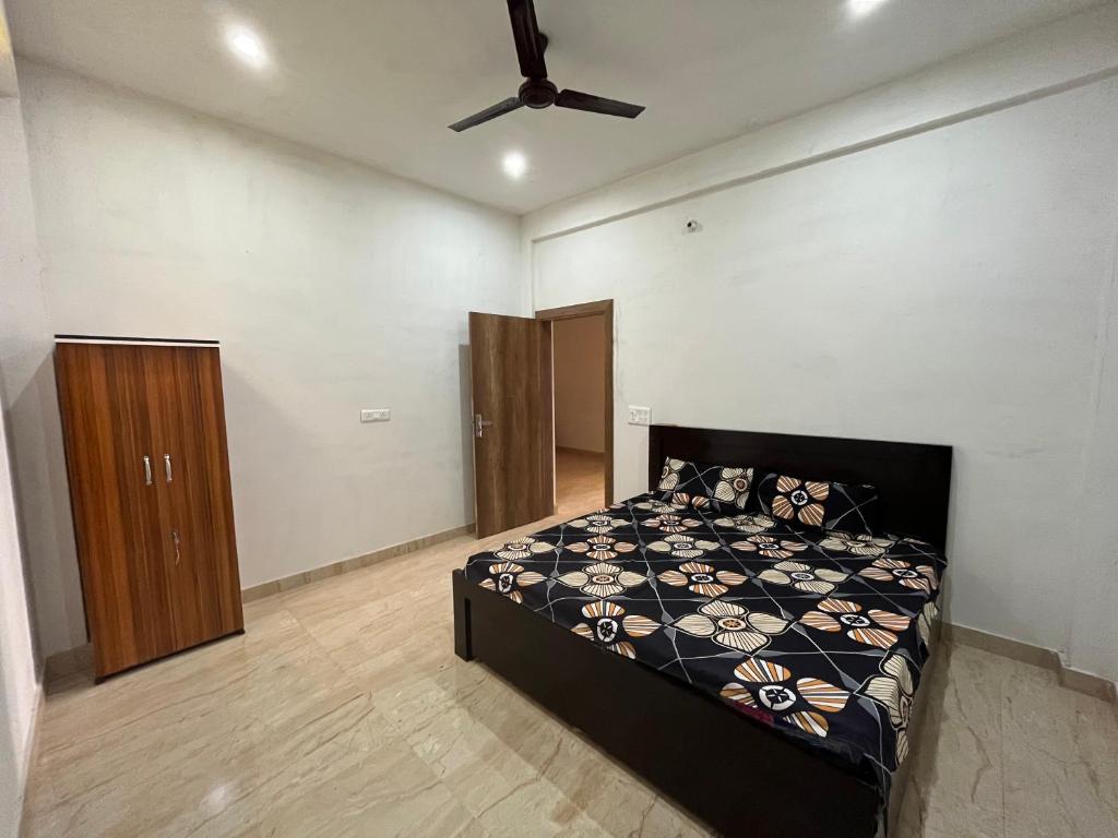 Postel nebo postele na pokoji v ubytování Prabhu Sadan home stay