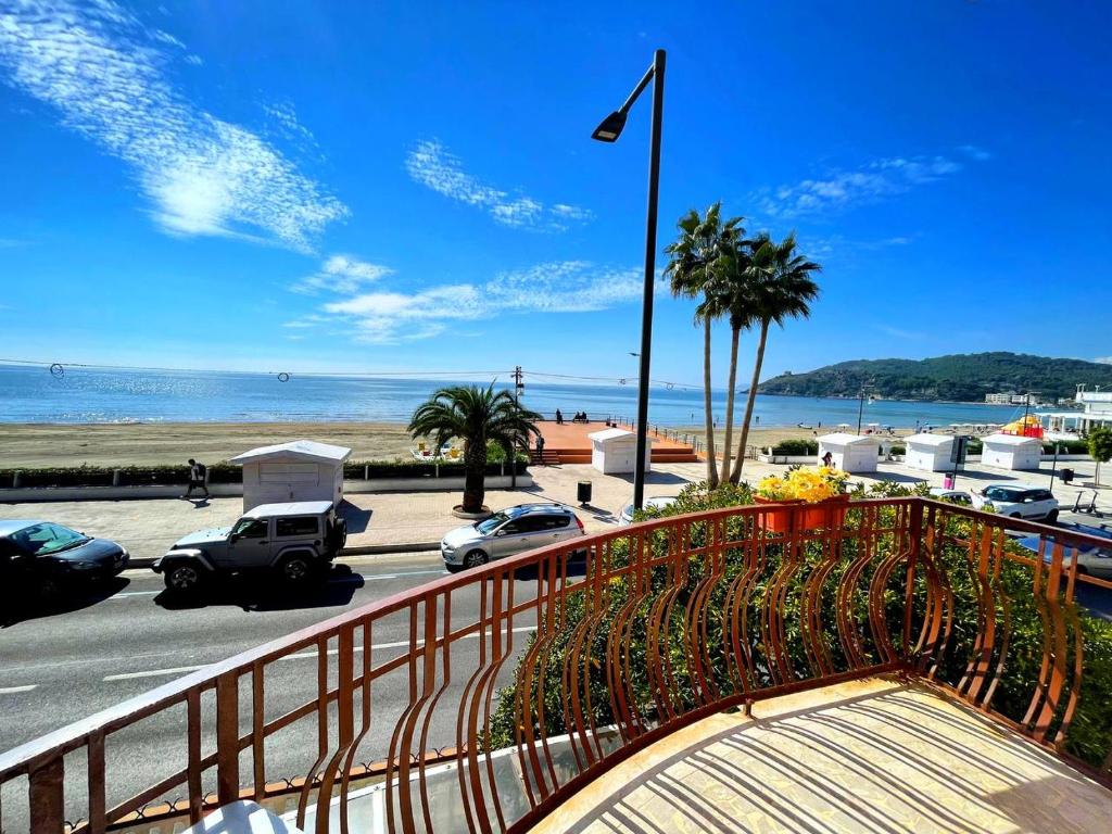 Elle comprend un balcon offrant une vue sur la plage et l'océan. dans l'établissement Scauri Holiday, à Minturno