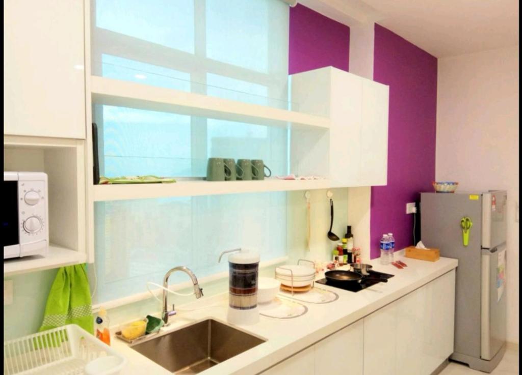 cocina con fregadero y nevera en Penang Studio Suite in Georgetown en George Town