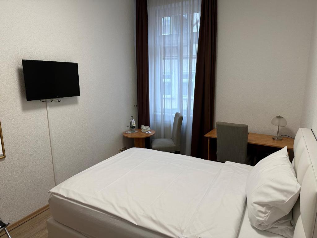 TV a/nebo společenská místnost v ubytování Hotel Goldenes Lamm