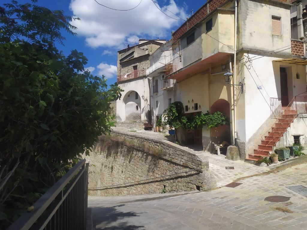 una calle vacía en una ciudad con edificios en Il Pittore - Guest House, en Valsinni