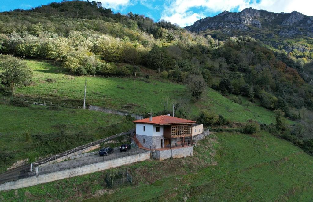 un petit bâtiment sur une colline dans un champ dans l'établissement CASA TABLADO HELENA, à Belmonte de Miranda