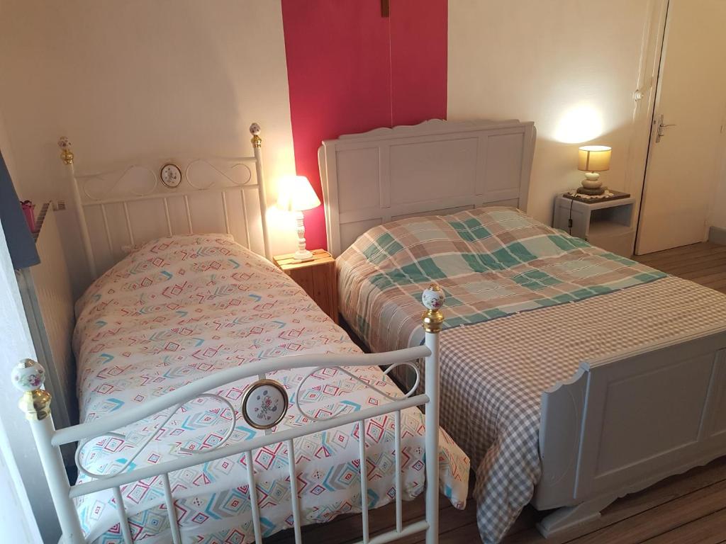 Dormitorio pequeño con 2 camas individuales y 2 lámparas en CHAMBRE PRIVÉE à LA FERME, 