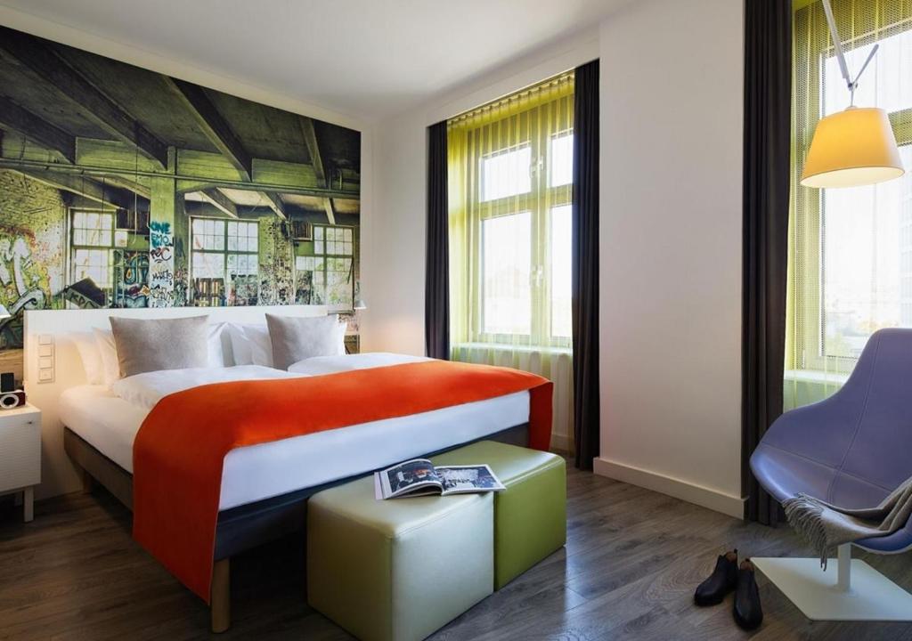 Postel nebo postele na pokoji v ubytování Hotel Indigo Berlin – Ku’damm by IHG