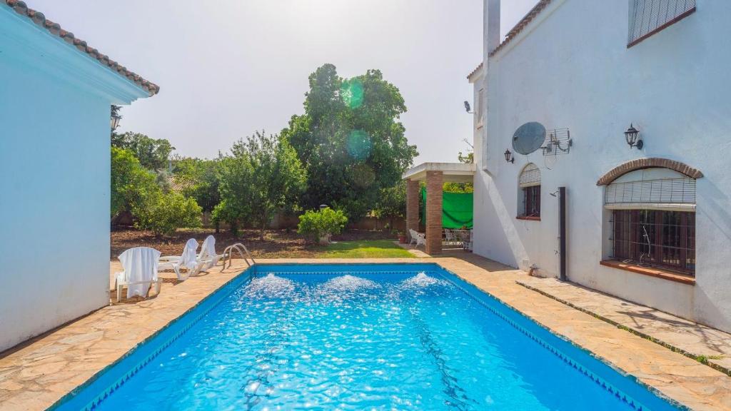 uma piscina no quintal de uma casa em Villa Fructus Vejer de la Frontera - El Palmar by Ruralidays em Cádiz