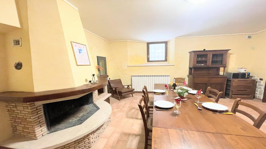 Fotografia z galérie ubytovania Spoleto storico spacious city house - car unnecessary - wifi - sleeps 10 v destinácii Spoleto