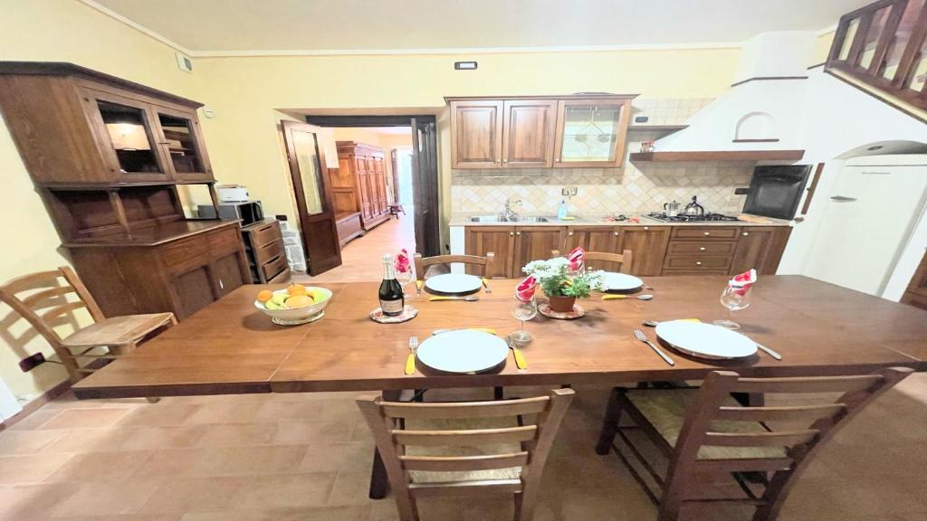 Fotografia z galérie ubytovania Spoleto storico spacious city house - car unnecessary - wifi - sleeps 10 v destinácii Spoleto