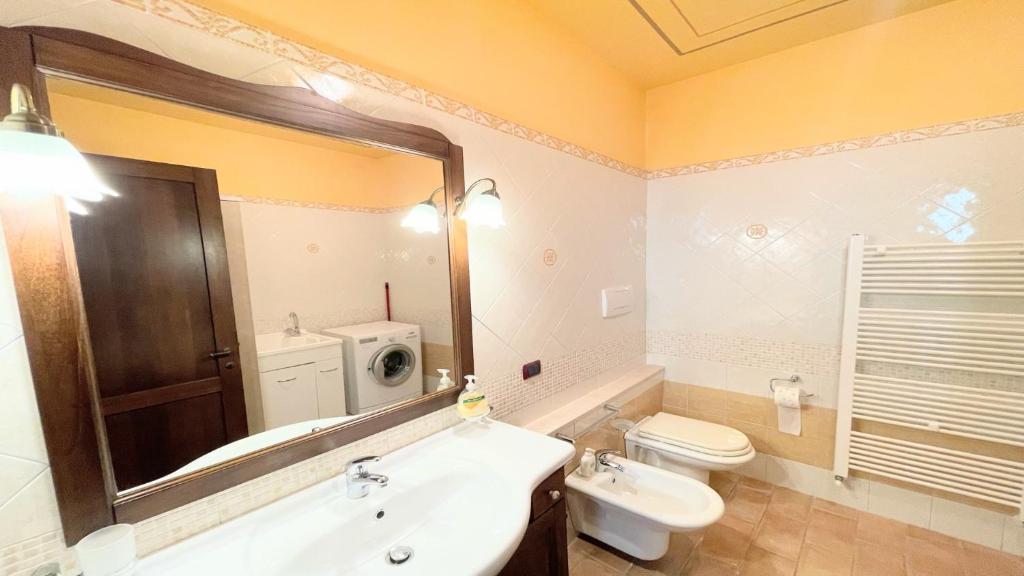 Fotografia z galérie ubytovania Spoleto storico spacious city house - car unnecessary - wifi - sleeps 10 v destinácii Spoleto