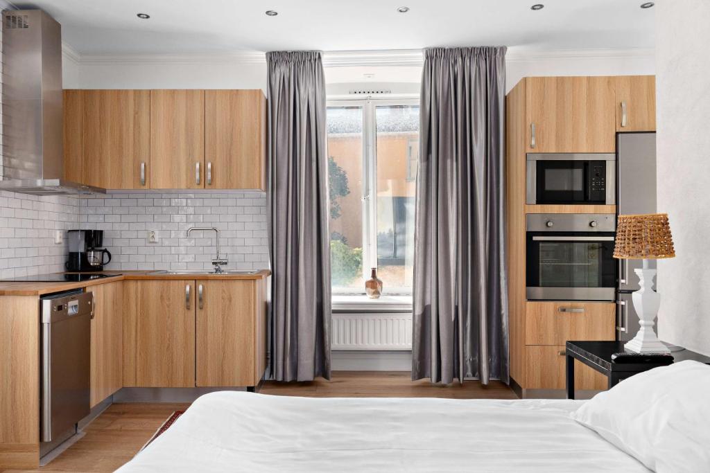 Kuchyň nebo kuchyňský kout v ubytování Donners Hotell