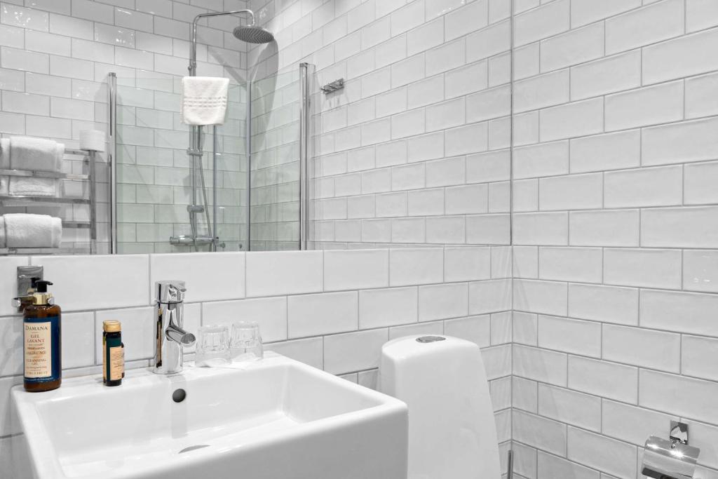 Koupelna v ubytování Donners Hotell