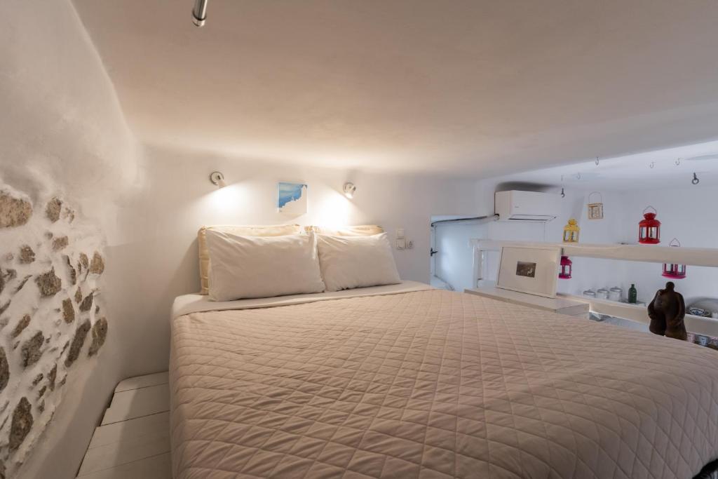 - une chambre avec un grand lit dans l'établissement Little house town mykonos, à Mykonos