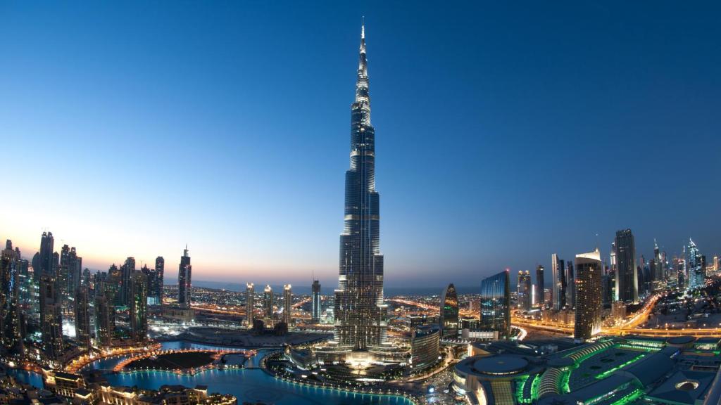 a Representación del edificio más alto del mundo, el burj khalifa en FAM Living - Mada Residences Downtown Dubai, en Dubái