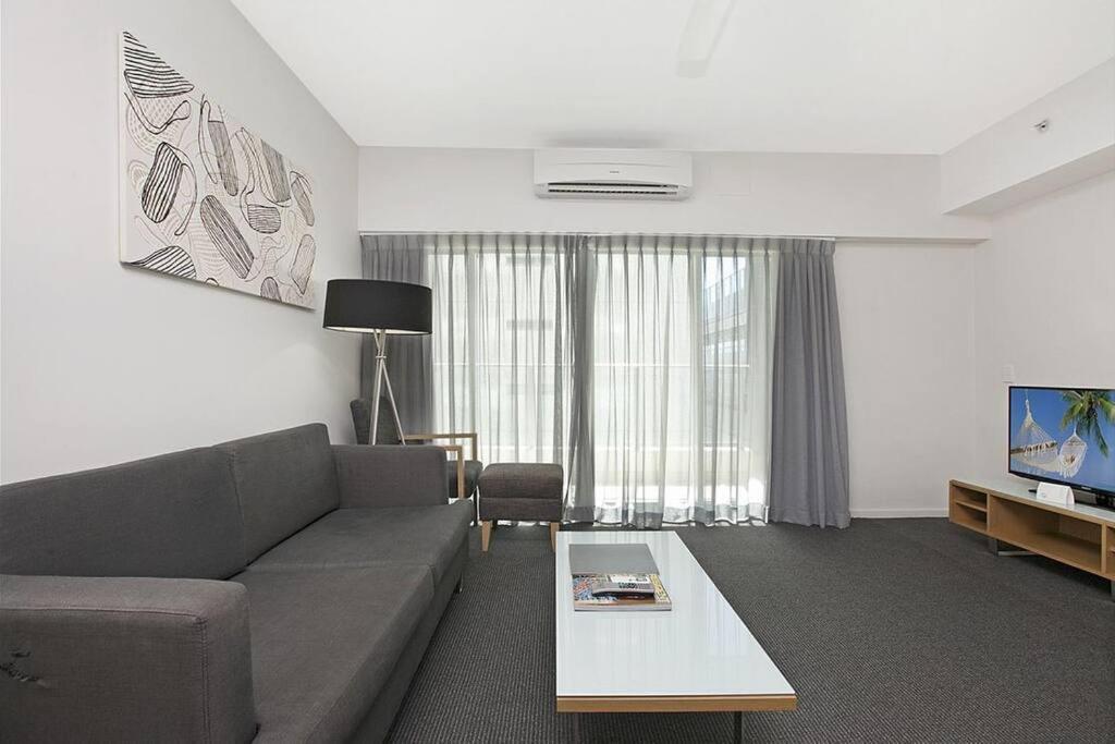 Μια τηλεόραση ή/και κέντρο ψυχαγωγίας στο Pandanas Apt 2 (10th floor, Pool & City views)