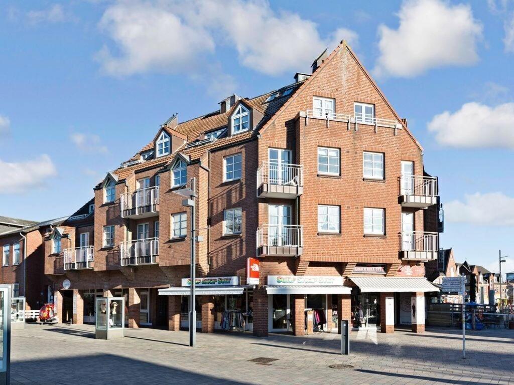 een groot bakstenen gebouw in een stadsstraat bij FeWo Lilly & FeWo Max in Westerland