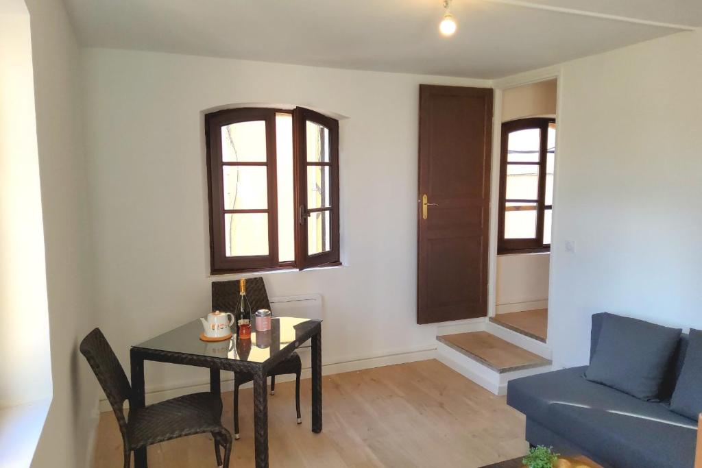 Posedenie v ubytovaní Bright central apartment