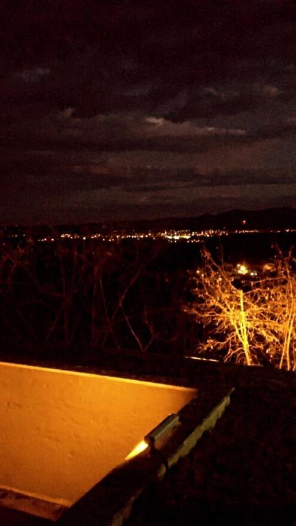 uitzicht op een stad 's nachts met verlichting bij Villa a vamos 