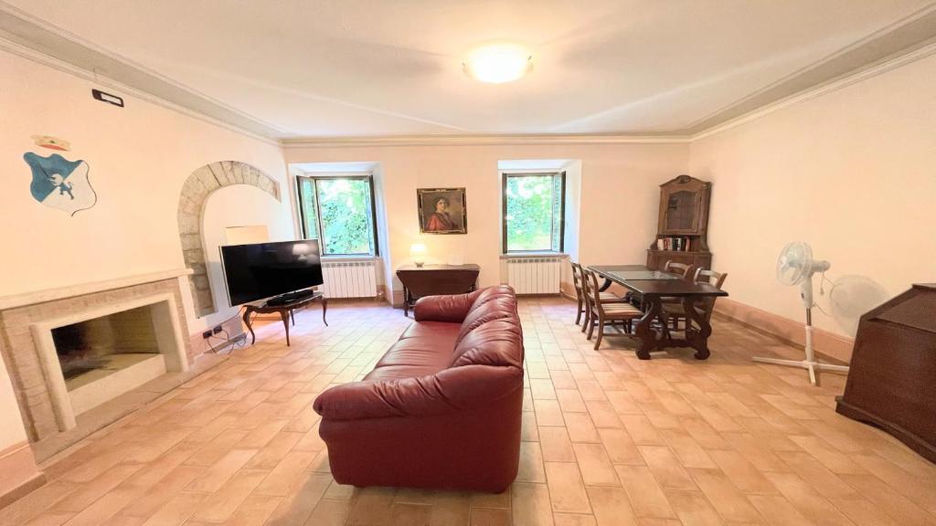 Zdjęcie z galerii obiektu huge town house in Spoleto storico - car unnecessary - wifi - sleeps 10 w mieście Spoleto