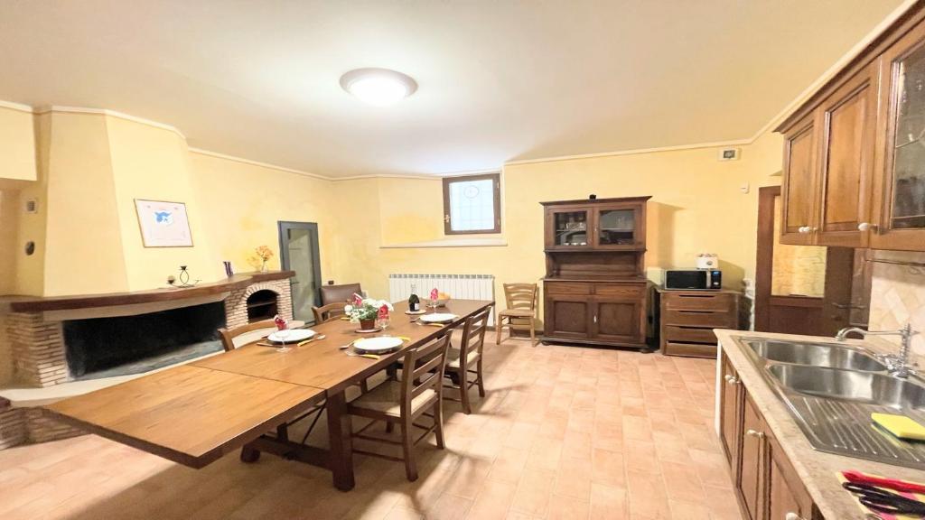 Zdjęcie z galerii obiektu huge town house in Spoleto storico - car unnecessary - wifi - sleeps 10 w mieście Spoleto
