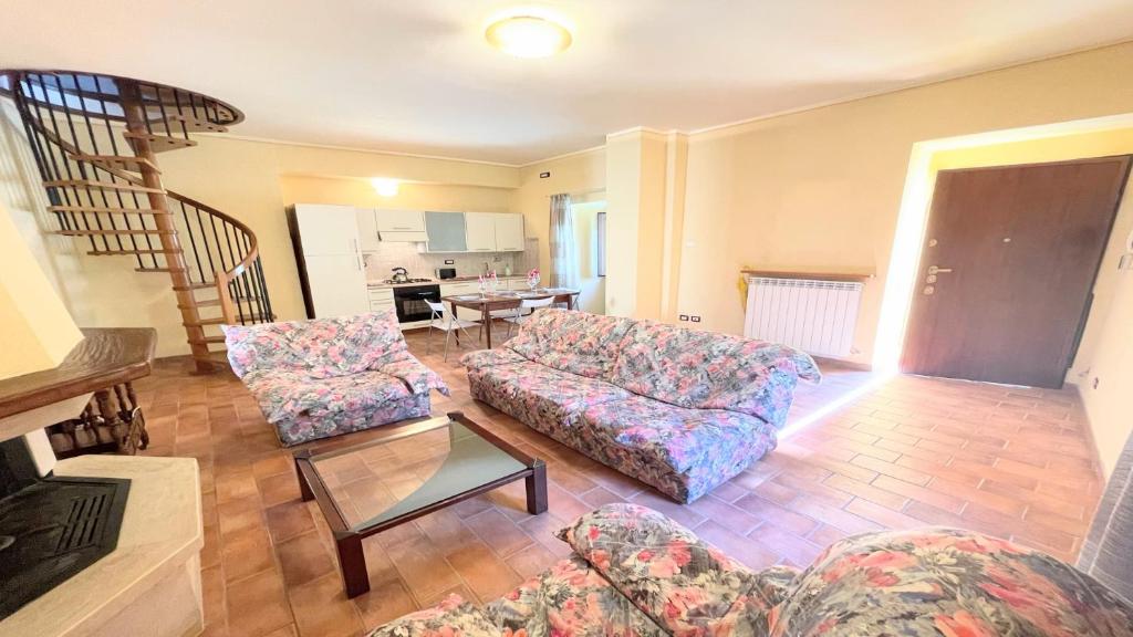 Zdjęcie z galerii obiektu huge town house in Spoleto storico - car unnecessary - wifi - sleeps 10 w mieście Spoleto
