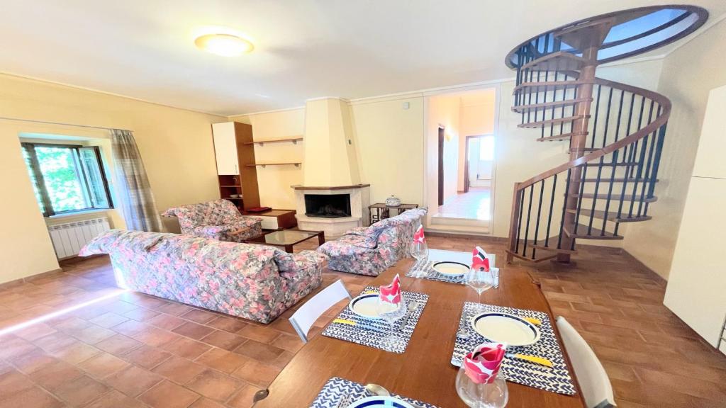 Zdjęcie z galerii obiektu huge town house in Spoleto storico - car unnecessary - wifi - sleeps 10 w mieście Spoleto