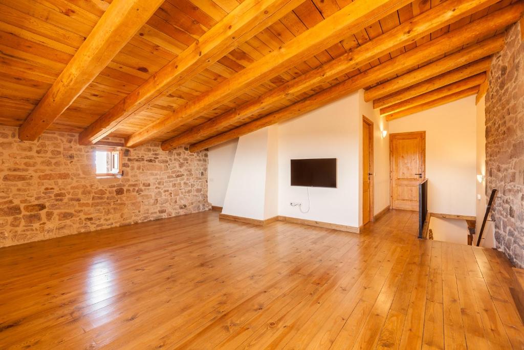 Televízia a/alebo spoločenská miestnosť v ubytovaní Masia Can Pla