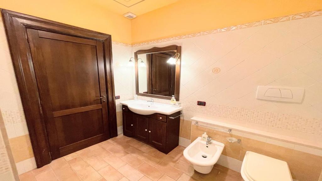 Zdjęcie z galerii obiektu huge town house in Spoleto storico - car unnecessary - wifi - sleeps 10 w mieście Spoleto