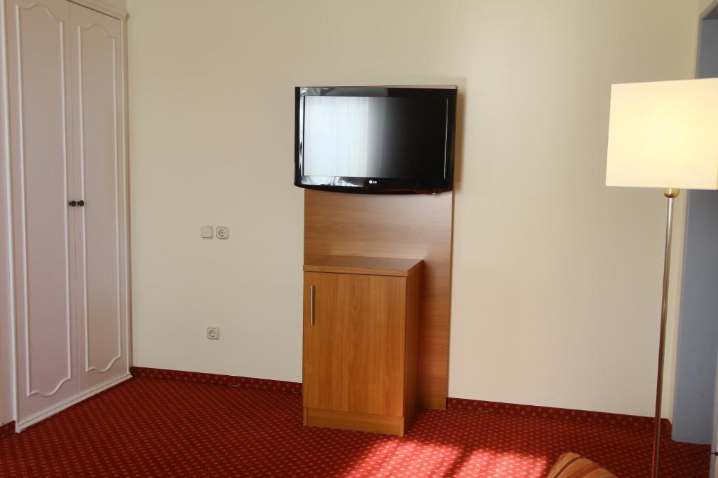 TV a/nebo společenská místnost v ubytování Abasto Hotel Eichenau