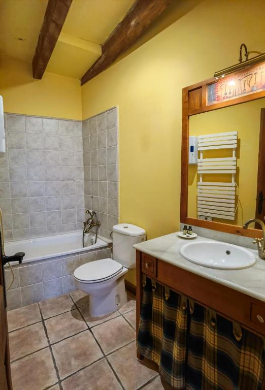 A bathroom at Era del Roio - Acogedora casa reformada en entorno único