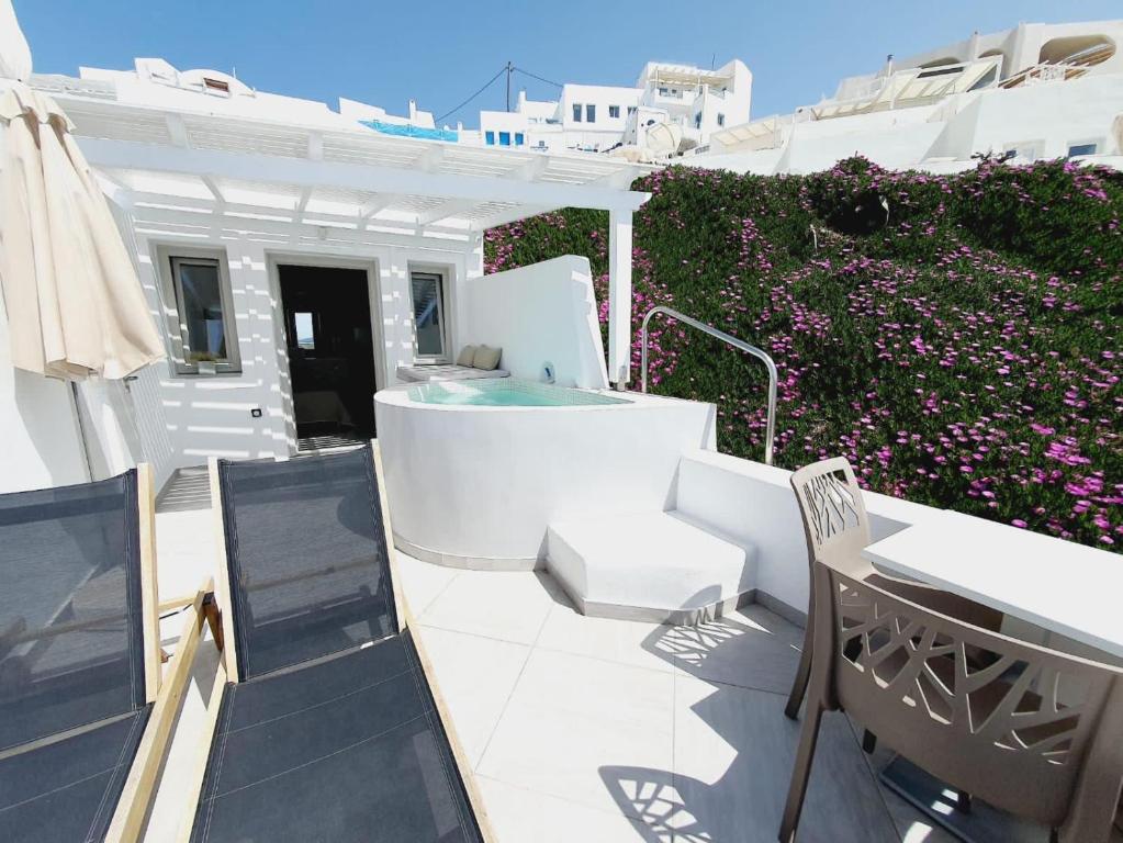 A balcony or terrace at Caldera's Majesty