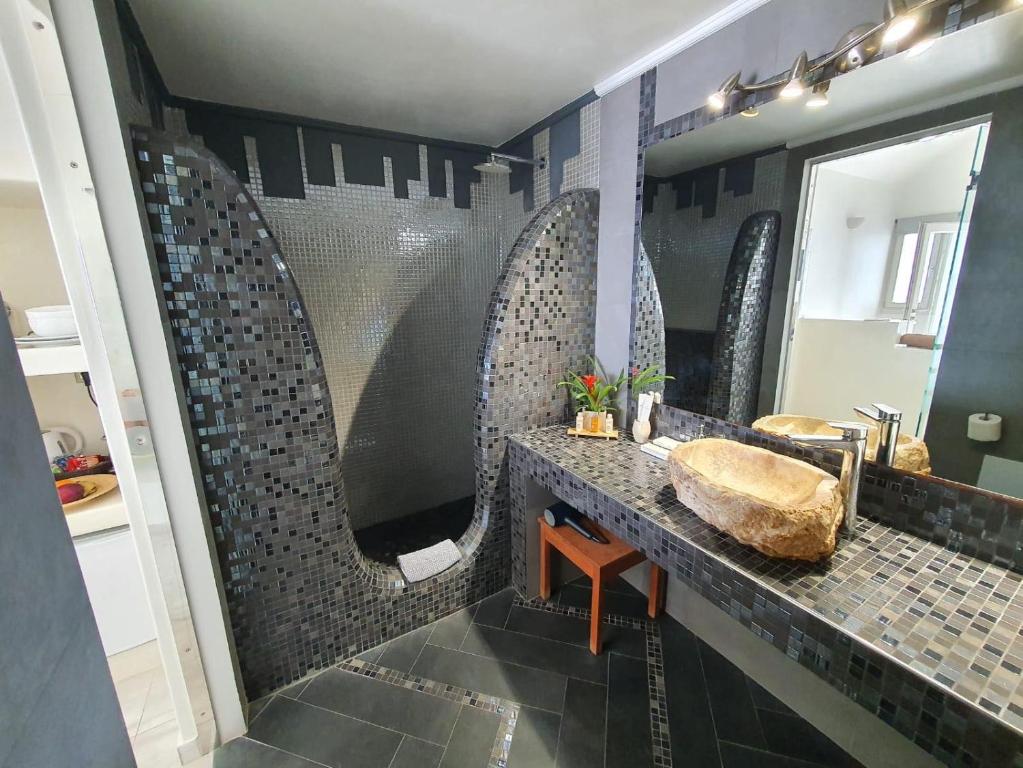 A bathroom at Caldera's Majesty