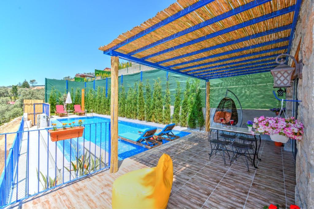 Kép Private Villa Oliver with View ideal spot for a honeymoon or romantic trip szállásáról Faralyában a galériában