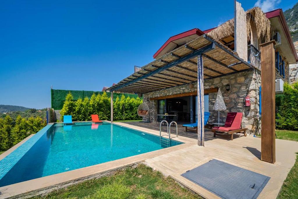 einen Pool in einem Hof mit einem Haus in der Unterkunft 2 Bedroom Private Villa with great sea view in Faralya