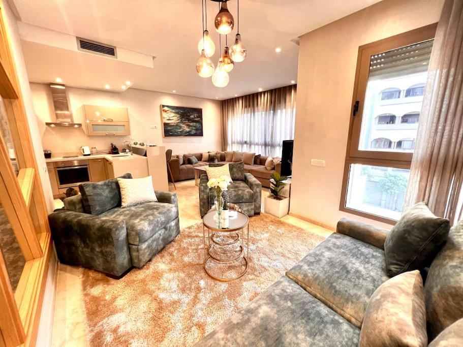 sala de estar con sofás y mesa en Nice 11 - Spacious & Luxury flat in the heart en Casablanca
