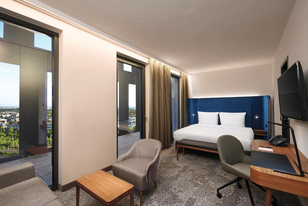 TV a/nebo společenská místnost v ubytování HYPERION Hotel München