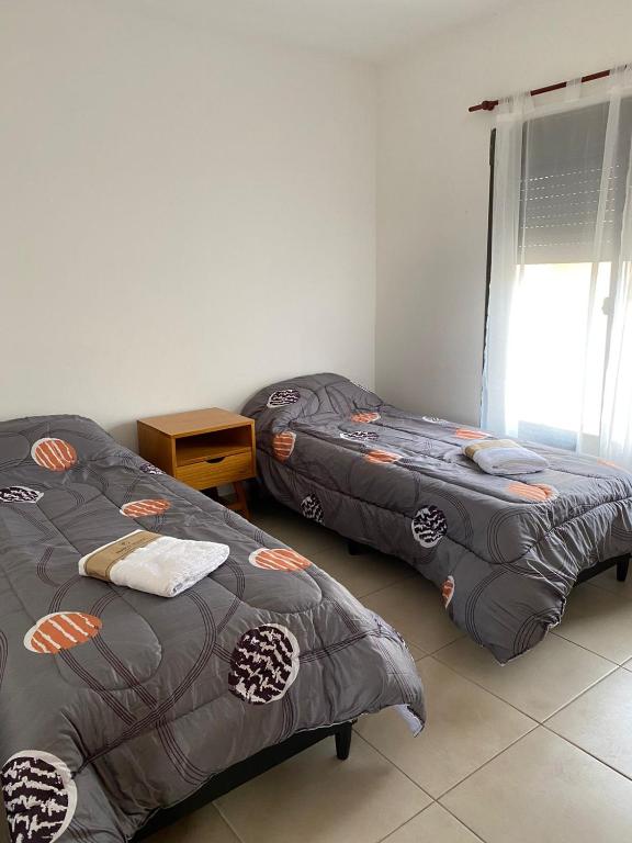 1 dormitorio con 2 camas individuales y ventana en Luis II en Villa María