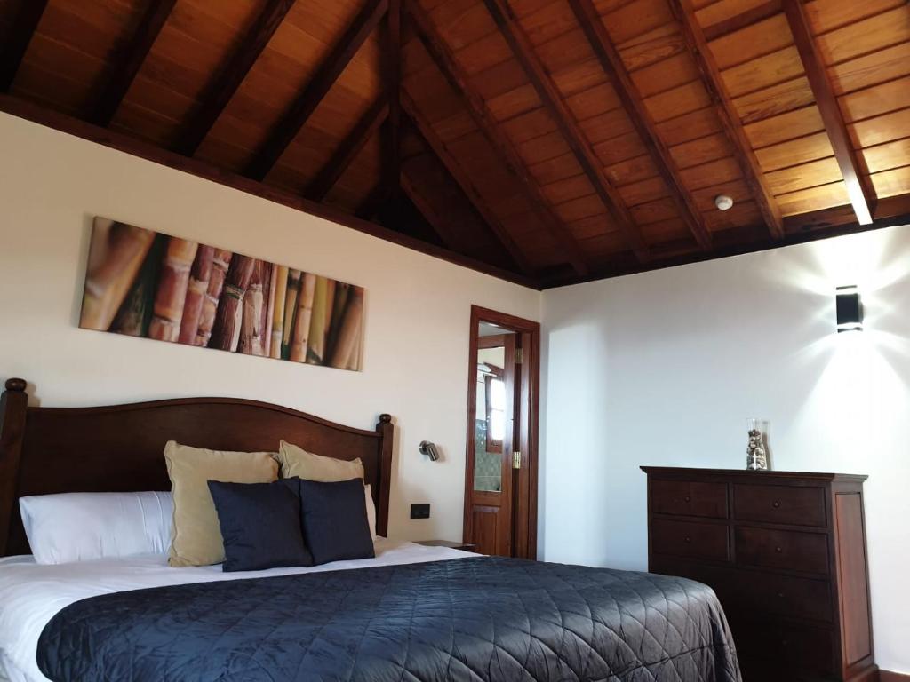 a bedroom with a bed and a wooden ceiling at Hotel Rural Casablanca in Los Realejos