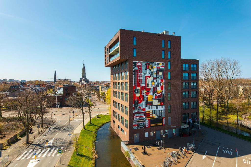 een gebouw met een muurschildering aan de zijkant bij Hampshire Hotel - Delft Centre in Delft