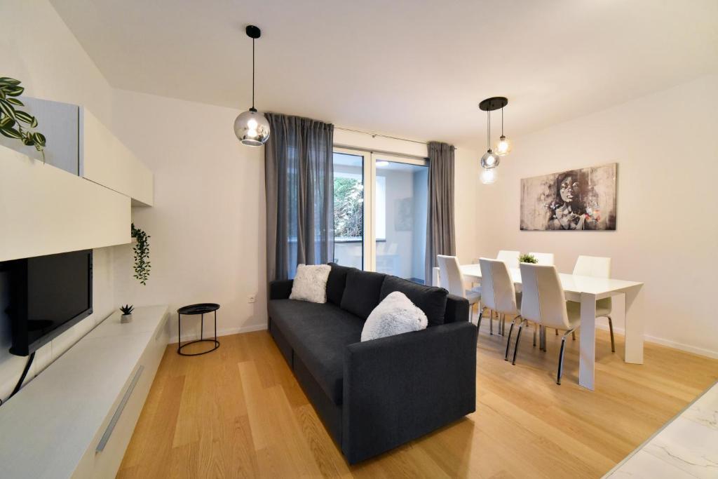 Ophelia - Spacious 2-Bedroom Apartment with Parking & Balcony