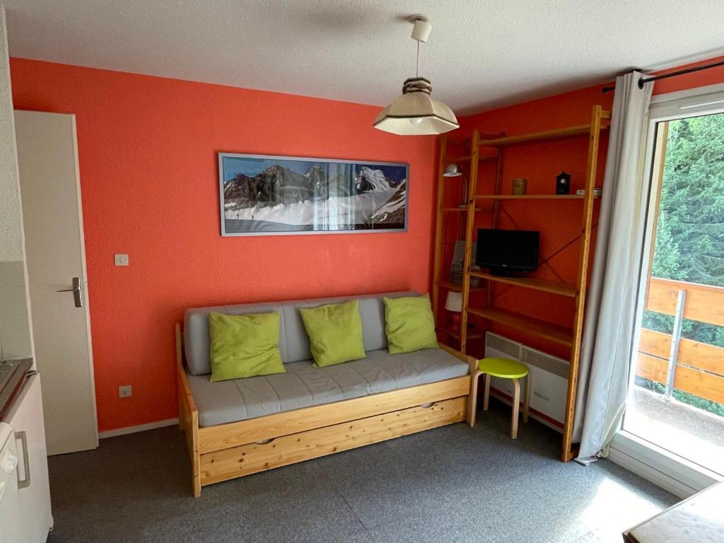 Televízia a/alebo spoločenská miestnosť v ubytovaní Le Pleynet: 2P Cabine, 30m², 6 pers, à 300m des pistes, balcon, ascenseur - FR-1-557A-49
