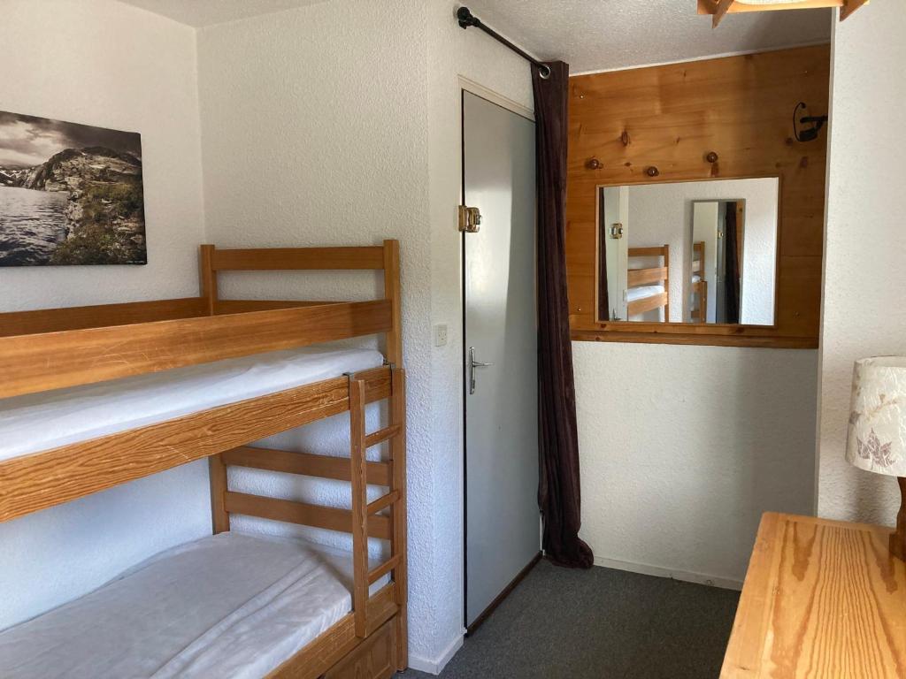 Posteľ alebo postele v izbe v ubytovaní Le Pleynet: 2P Cabine, 30m², 6 pers, à 300m des pistes, balcon, ascenseur - FR-1-557A-49