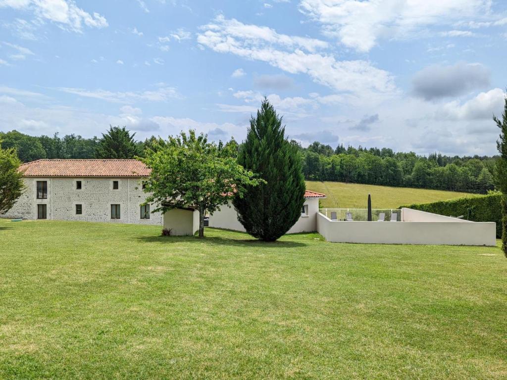 Maison spacieuse en pleine nature avec piscine, équipements de loisirs et randonnées à proximité - FR-1-653-105 - Maison De Vacances