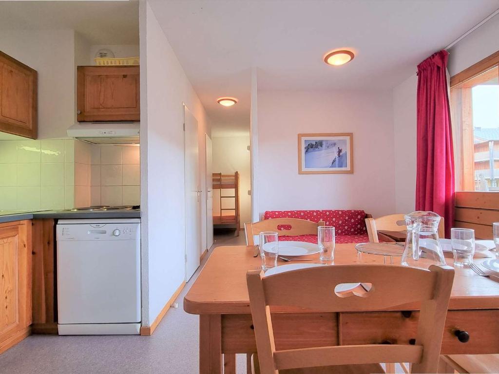 une cuisine et une salle à manger avec une table et des chaises dans l'établissement Appartement 2 pièces, 4 pers, proche télésiège et pistes - FR-1-525-250, à Saint-Étienne-en-Dévoluy