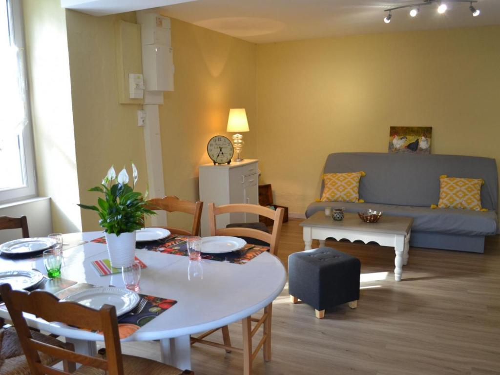 sala de estar con mesa y sofá en Gîte Montmoreau, 3 pièces, 5 personnes - FR-1-653-74, en Montmoreau