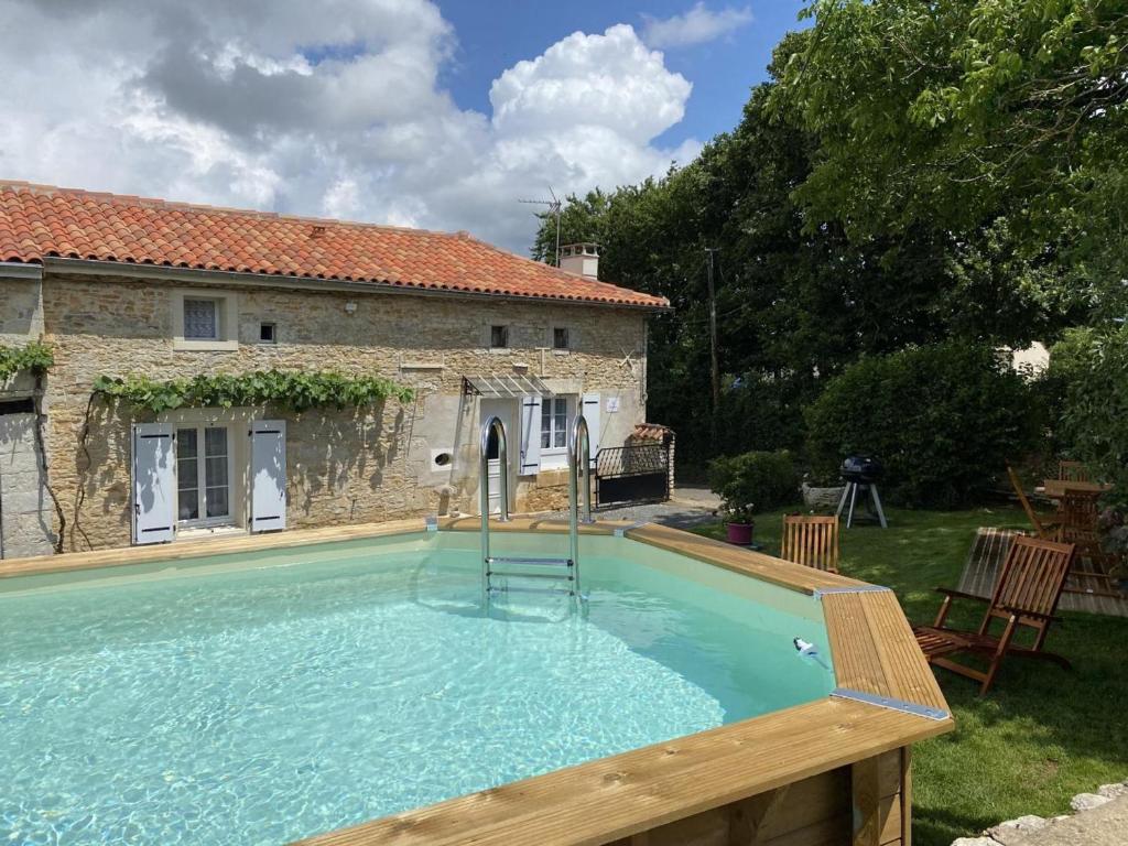 uma piscina em frente a uma casa em Gîte Val-de-Bonnieure, 3 pièces, 4 personnes - FR-1-653-214 