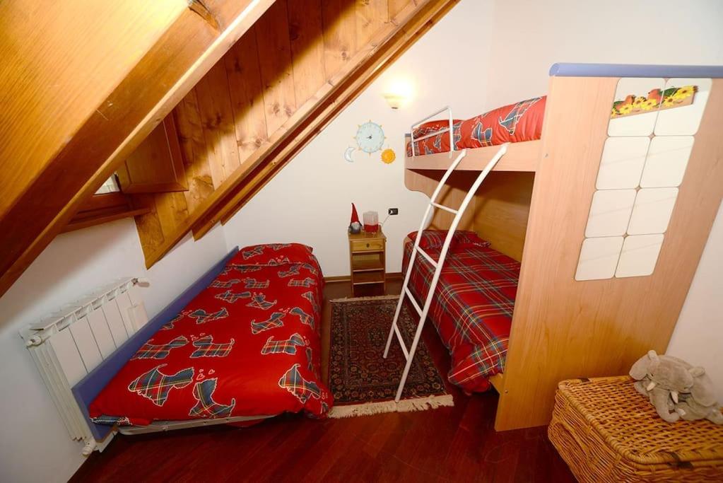 Posteľ alebo postele v izbe v ubytovaní Trilocale Alpinsun - Accoglienza per 5 persone