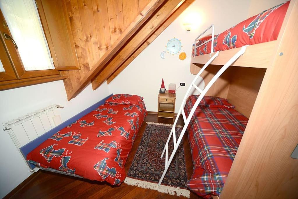 Posteľ alebo postele v izbe v ubytovaní Trilocale Alpinsun - Accoglienza per 5 persone