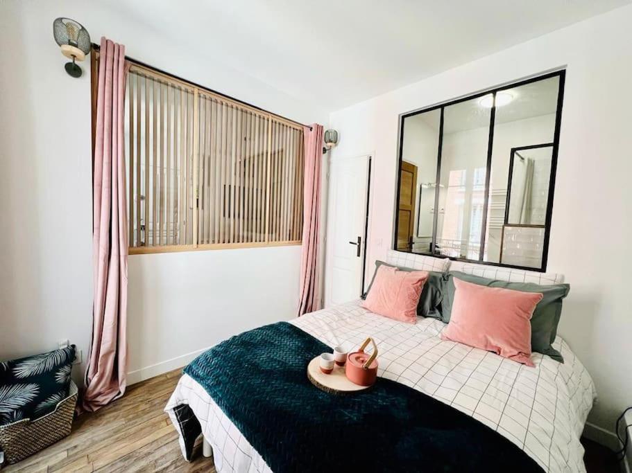 Postel nebo postele na pokoji v ubytování Joli Appartement à 15min des Champs Elysée