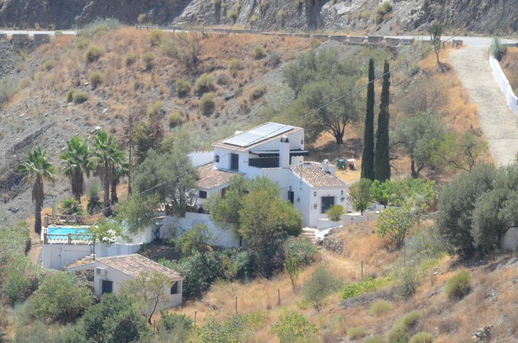 una vista aérea de una casa en una colina en Casa del Limon, en Canillas de Aceituno