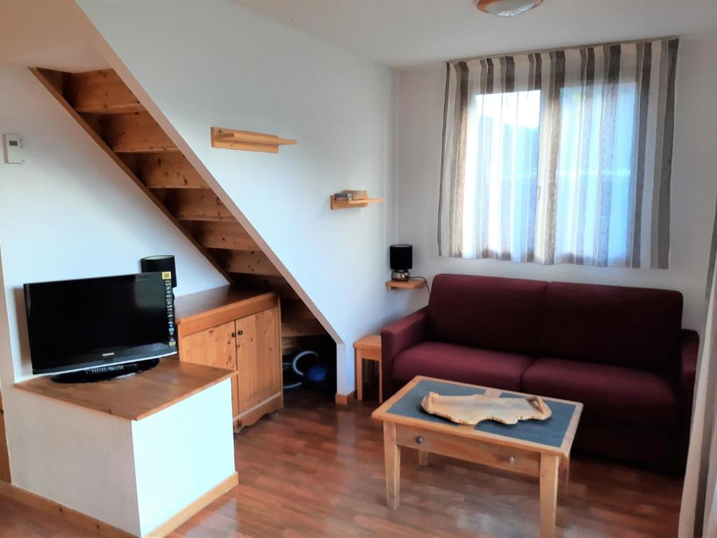 uma sala de estar com um sofá e uma televisão em Chalet Le Dévoluy, 3 pièces, 6 personnes - FR-1-504-467 em Superdevoluy